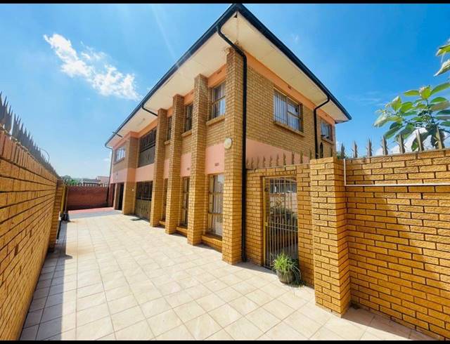 5 BEDROOM HOUSE FOR SALE IN LENASIA SOUTH